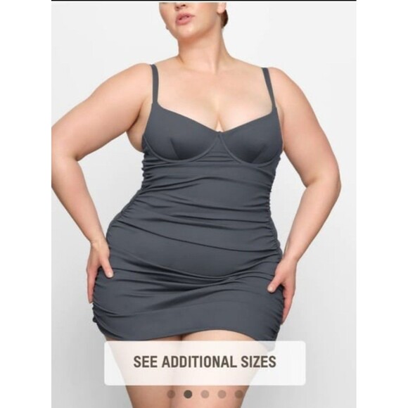 SKIMS. Sculpting swim ruched one piece - Picture 2 of 3